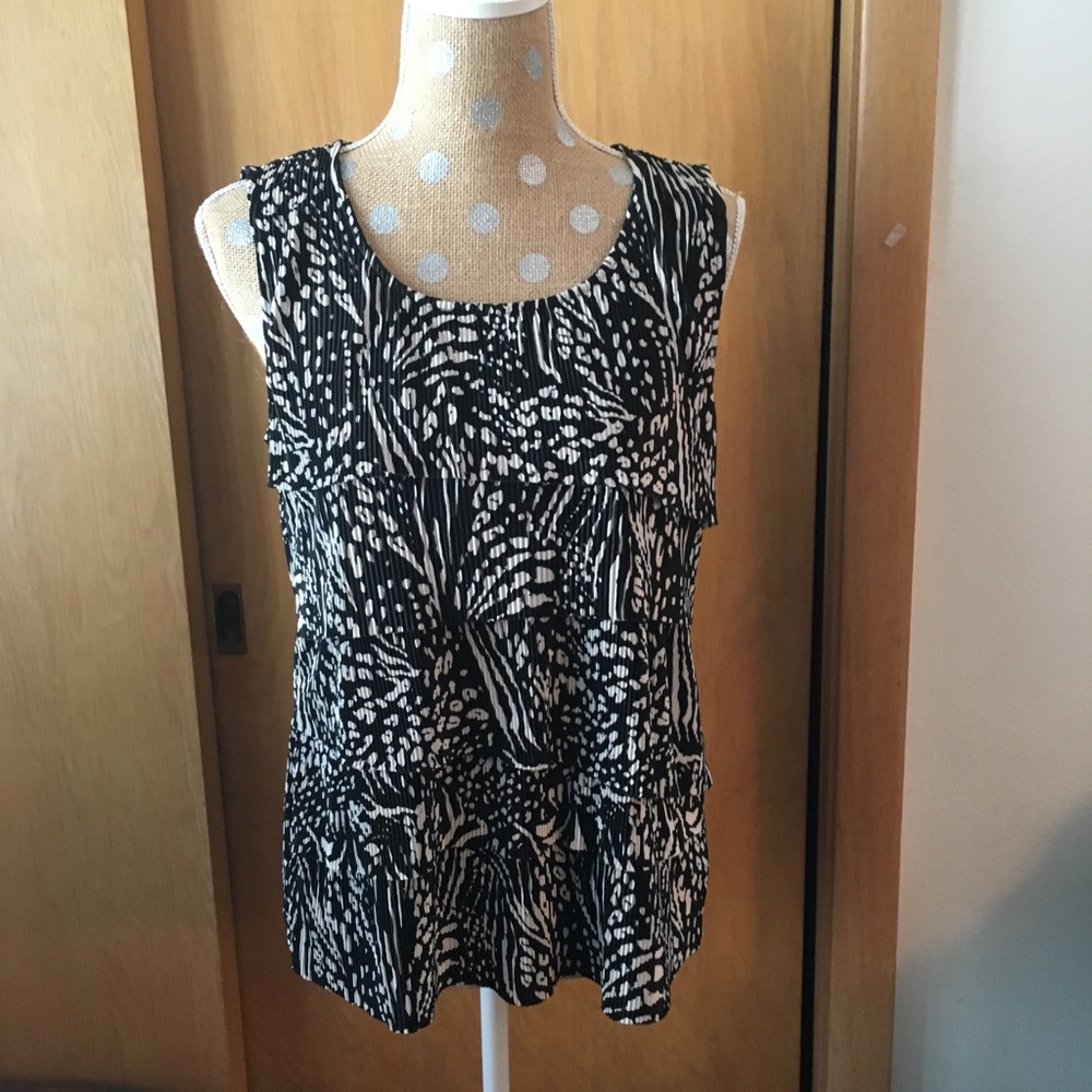 🌹3/$25🌹Chico’s Black and White Ruffle Tank, sz 1